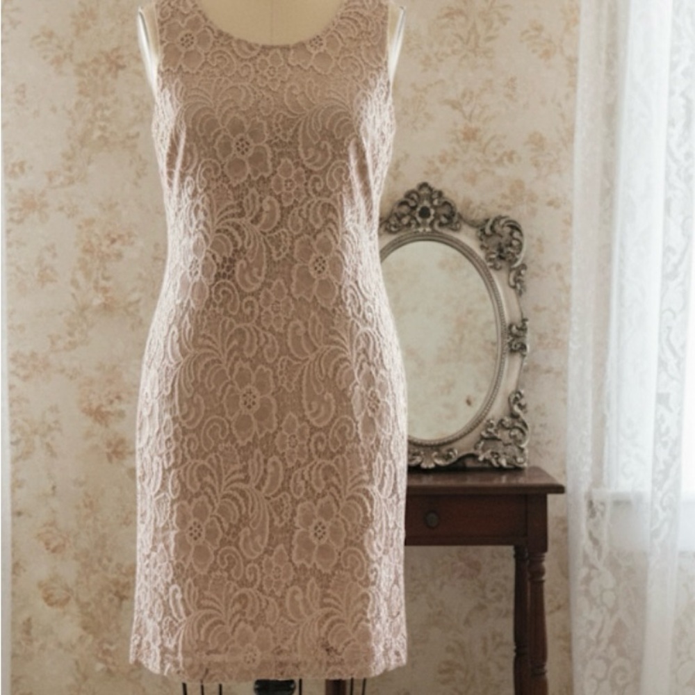 COCKTAIL OR PARTY FLORAL LACED SLEEVELESS DRESS. SIZED XL